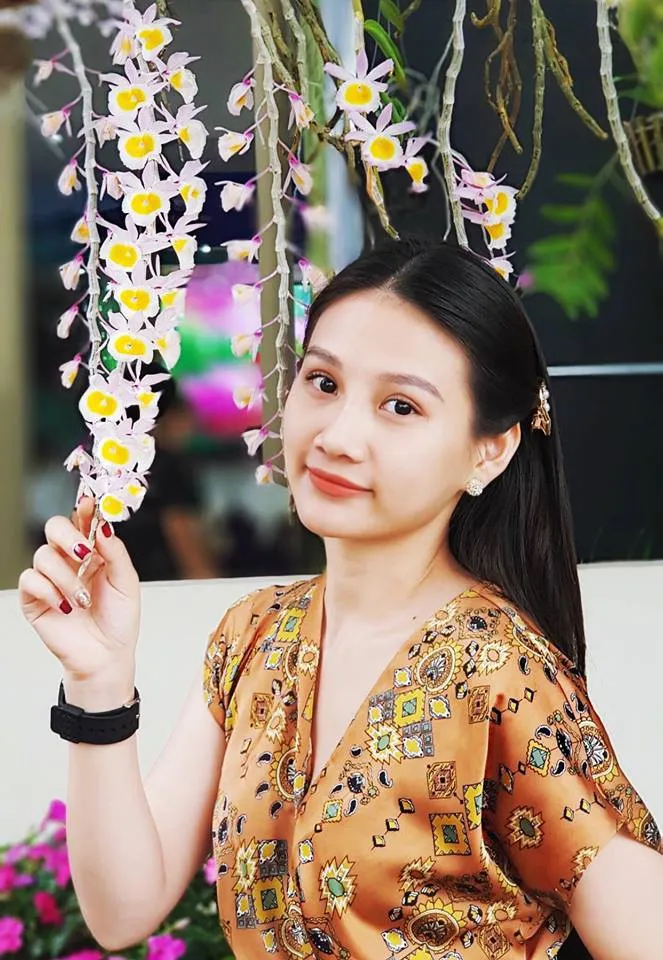 Nhan sắc đời thường đẹp say lòng người của người yêu gã Fedora trong Mê cung - Ảnh 4. Nhan sắc đời thường đẹp say lòng người của người yêu gã Fedora trong Mê cung - Ảnh 4.