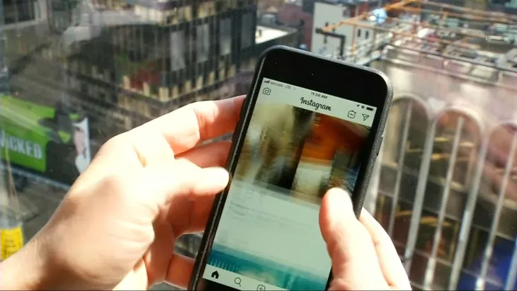 Instagram chặn thông tin sai lệch về tiêm chủng - Ảnh 1.