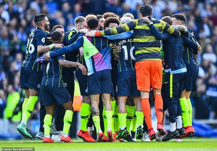 ẢNH: Khoảnh khắc ấn tượng trong ngày Man City đăng quang Ngoại hạng Anh - Ảnh 4. ẢNH: Khoảnh khắc ấn tượng trong ngày Man City đăng quang Ngoại hạng Anh - Ảnh 4.