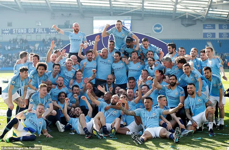 ẢNH: Khoảnh khắc ấn tượng trong ngày Man City đăng quang Ngoại hạng Anh - Ảnh 7. ẢNH: Khoảnh khắc ấn tượng trong ngày Man City đăng quang Ngoại hạng Anh - Ảnh 7.