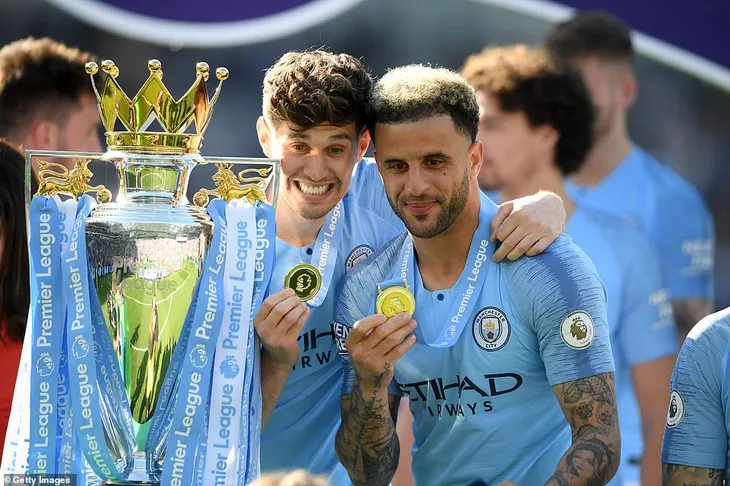 ẢNH: Khoảnh khắc ấn tượng trong ngày Man City đăng quang Ngoại hạng Anh - Ảnh 6. ẢNH: Khoảnh khắc ấn tượng trong ngày Man City đăng quang Ngoại hạng Anh - Ảnh 6.