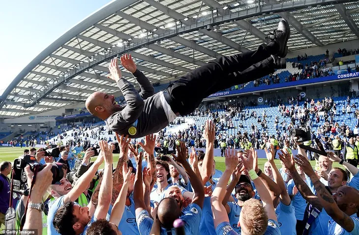 ẢNH: Khoảnh khắc ấn tượng trong ngày Man City đăng quang Ngoại hạng Anh - Ảnh 5. ẢNH: Khoảnh khắc ấn tượng trong ngày Man City đăng quang Ngoại hạng Anh - Ảnh 5.