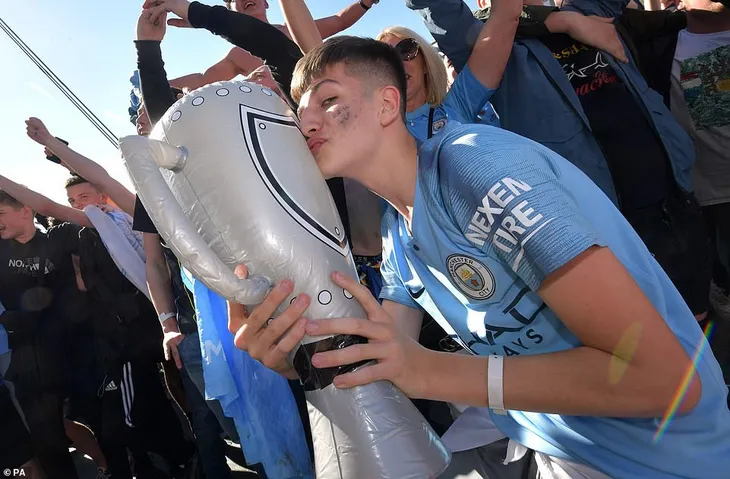 ẢNH: Khoảnh khắc ấn tượng trong ngày Man City đăng quang Ngoại hạng Anh - Ảnh 1. ẢNH: Khoảnh khắc ấn tượng trong ngày Man City đăng quang Ngoại hạng Anh - Ảnh 1.