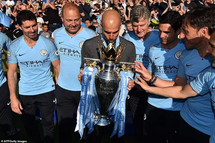ẢNH: Khoảnh khắc ấn tượng trong ngày Man City đăng quang Ngoại hạng Anh - Ảnh 9. ẢNH: Khoảnh khắc ấn tượng trong ngày Man City đăng quang Ngoại hạng Anh - Ảnh 9.