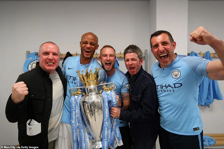 ẢNH: Khoảnh khắc ấn tượng trong ngày Man City đăng quang Ngoại hạng Anh - Ảnh 10. ẢNH: Khoảnh khắc ấn tượng trong ngày Man City đăng quang Ngoại hạng Anh - Ảnh 10.