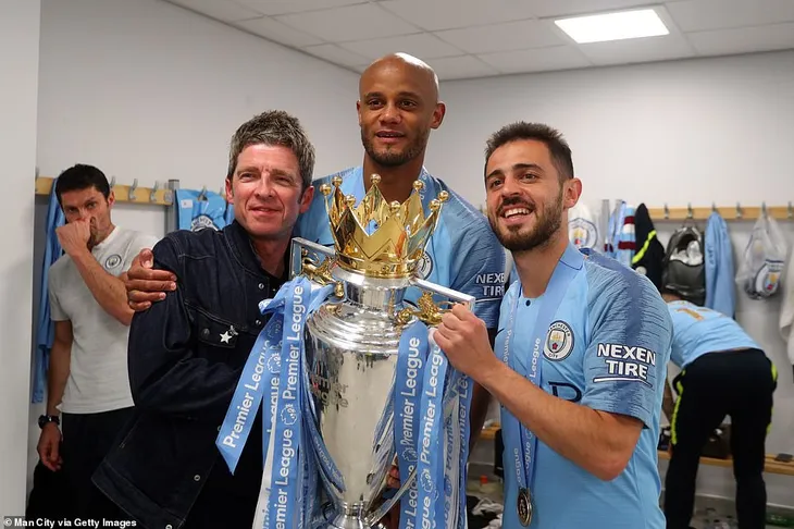 ẢNH: Khoảnh khắc ấn tượng trong ngày Man City đăng quang Ngoại hạng Anh - Ảnh 11. ẢNH: Khoảnh khắc ấn tượng trong ngày Man City đăng quang Ngoại hạng Anh - Ảnh 11.