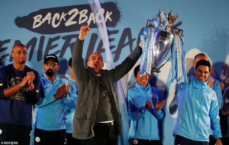 ẢNH: Khoảnh khắc ấn tượng trong ngày Man City đăng quang Ngoại hạng Anh - Ảnh 14. ẢNH: Khoảnh khắc ấn tượng trong ngày Man City đăng quang Ngoại hạng Anh - Ảnh 14.