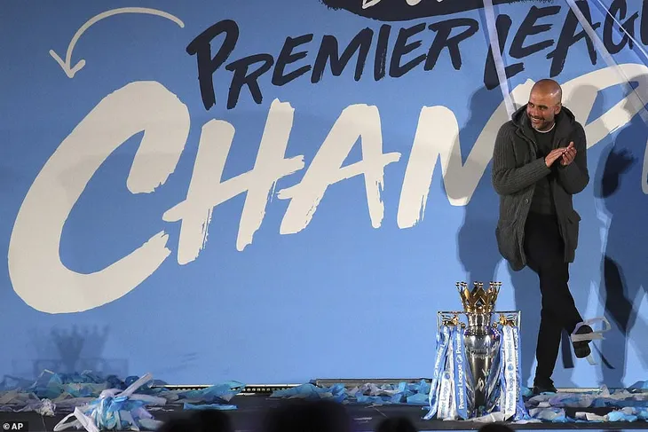 ẢNH: Khoảnh khắc ấn tượng trong ngày Man City đăng quang Ngoại hạng Anh - Ảnh 16. ẢNH: Khoảnh khắc ấn tượng trong ngày Man City đăng quang Ngoại hạng Anh - Ảnh 16.