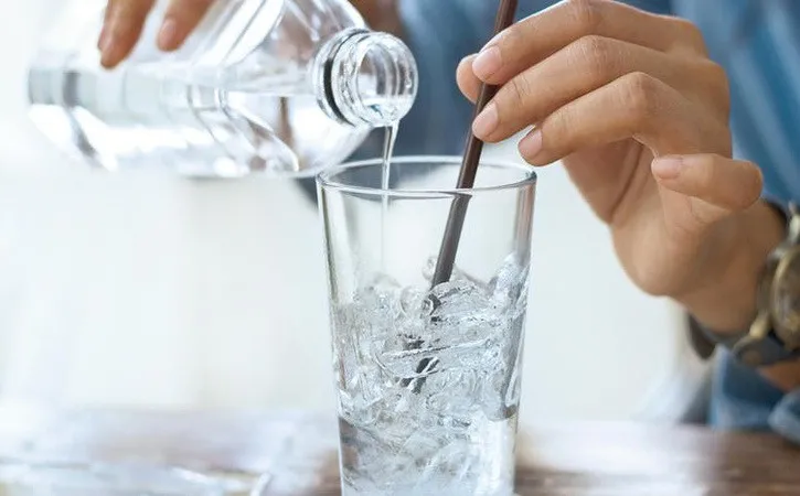 Uống nước đá mùa nắng nóng gây hại cho sức khỏe như thế nào? - Ảnh 4. Uống nước đá mùa nắng nóng gây hại cho sức khỏe như thế nào? - Ảnh 4.