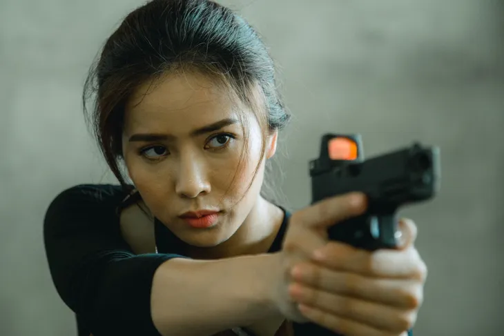 Rũ bỏ mác gái quê, Bella Mai tự chi tiền làm phim ngắn hành động “The Killer” - Ảnh 5. Rũ bỏ mác gái quê, Bella Mai tự chi tiền làm phim ngắn hành động “The Killer” - Ảnh 5.