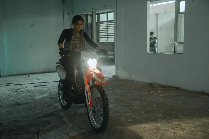 Rũ bỏ mác gái quê, Bella Mai tự chi tiền làm phim ngắn hành động “The Killer” - Ảnh 3. Rũ bỏ mác gái quê, Bella Mai tự chi tiền làm phim ngắn hành động “The Killer” - Ảnh 3.