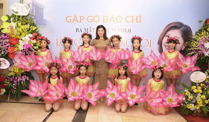 Sao mai Bích Hồng ra mắt album CD “Lời ca dâng Người” - Ảnh 5. Sao mai Bích Hồng ra mắt album CD “Lời ca dâng Người” - Ảnh 5.