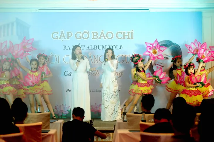 Sao mai Bích Hồng ra mắt album CD “Lời ca dâng Người” - Ảnh 6. Sao mai Bích Hồng ra mắt album CD “Lời ca dâng Người” - Ảnh 6.