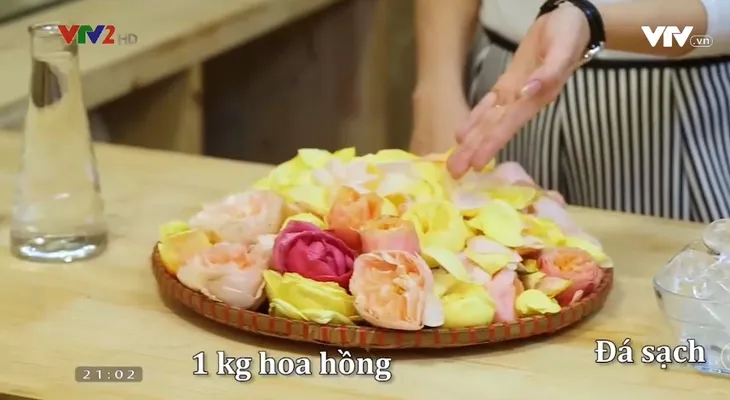 Tự làm nước hoa hồng không cần nhiều nguyên liệu - Ảnh 1. Tự làm nước hoa hồng không cần nhiều nguyên liệu - Ảnh 1.