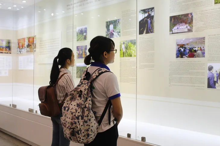 Triển lãm “Những tấm gương bình dị mà cao quý”: Lan tỏa tấm gương “Người tốt, việc tốt” trên khắp cả nước - Ảnh 9. Triển lãm “Những tấm gương bình dị mà cao quý”: Lan tỏa tấm gương “Người tốt, việc tốt” trên khắp cả nước - Ảnh 9.