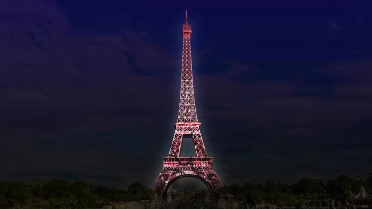 Tháp Eiffel thắp đèn mừng 130 năm tuổi - Ảnh 4. Tháp Eiffel thắp đèn mừng 130 năm tuổi - Ảnh 4.