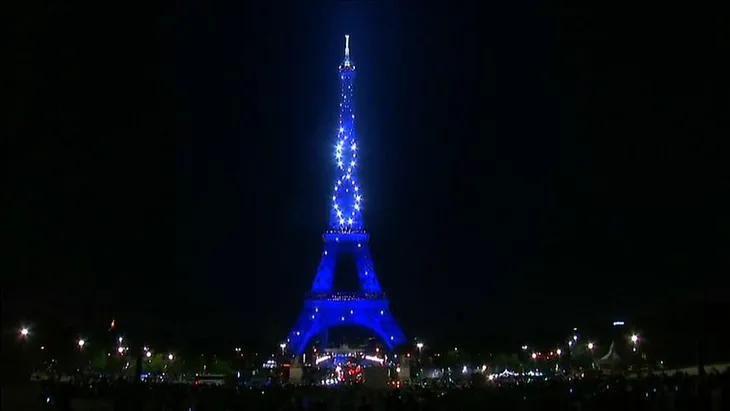 Tháp Eiffel thắp đèn mừng 130 năm tuổi - Ảnh 2. Tháp Eiffel thắp đèn mừng 130 năm tuổi - Ảnh 2.