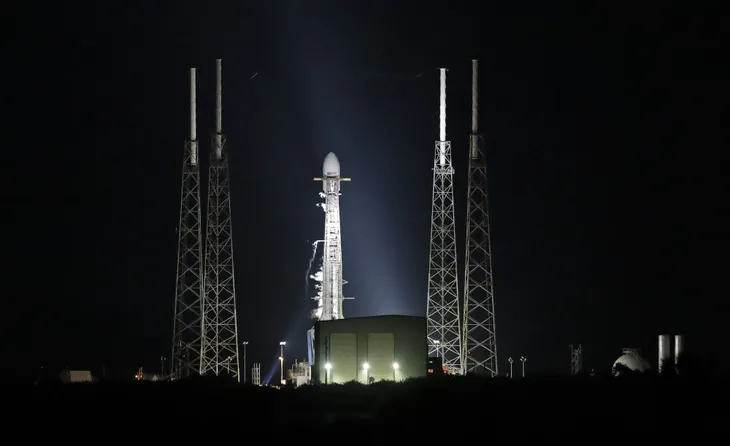 SpaceX phóng vệ tinh đầu tiên trong dự án cung cấp Internet từ vũ trụ - Ảnh 1. SpaceX phóng vệ tinh đầu tiên trong dự án cung cấp Internet từ vũ trụ - Ảnh 1.