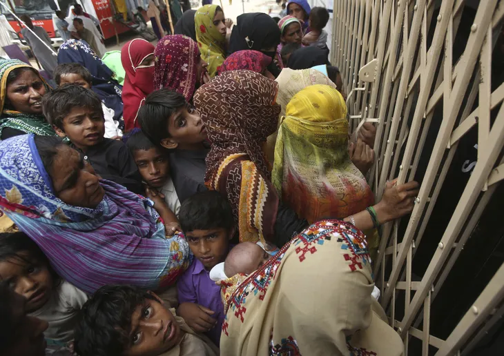 Hàng trăm người bị lây nhiễm HIV tại Pakistan - Ảnh 3. Hàng trăm người bị lây nhiễm HIV tại Pakistan - Ảnh 3.