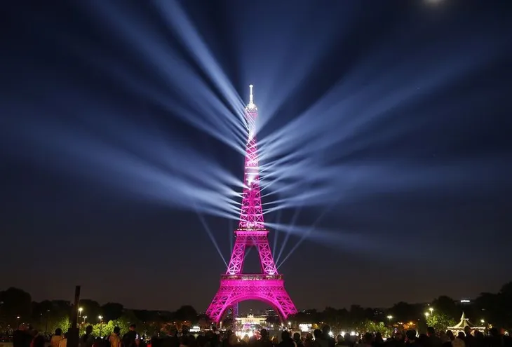 Tháp Eiffel thắp đèn mừng 130 năm tuổi - Ảnh 1. Tháp Eiffel thắp đèn mừng 130 năm tuổi - Ảnh 1.