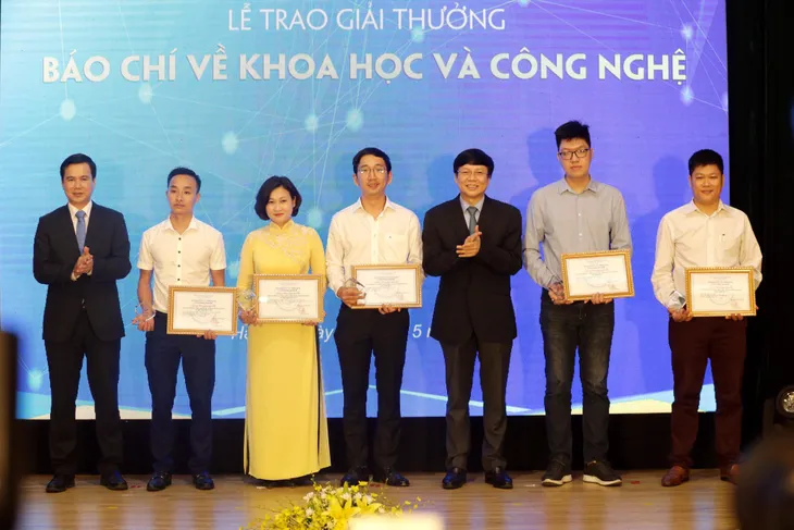 Long trọng Lễ kỷ niệm chào mừng Ngày KH&CN Việt Nam năm 2019 - Ảnh 8. Long trọng Lễ kỷ niệm chào mừng Ngày KH&CN Việt Nam năm 2019 - Ảnh 8.