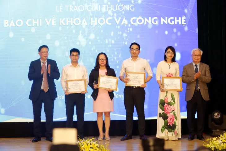 Long trọng Lễ kỷ niệm chào mừng Ngày KH&CN Việt Nam năm 2019 - Ảnh 6. Long trọng Lễ kỷ niệm chào mừng Ngày KH&CN Việt Nam năm 2019 - Ảnh 6.
