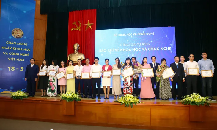 Long trọng Lễ kỷ niệm chào mừng Ngày KH&CN Việt Nam năm 2019 - Ảnh 4. Long trọng Lễ kỷ niệm chào mừng Ngày KH&CN Việt Nam năm 2019 - Ảnh 4.