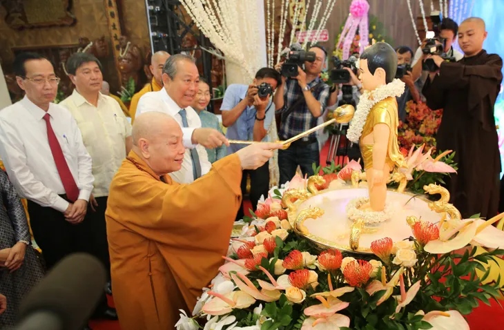 PTTg Trương Hòa Bình chúc mừng đại lễ Phật đản tại TP.HCM - Ảnh 4.