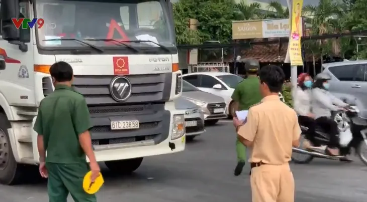 Bình Dương: Xe tải ôm cua cán chết phụ nữ đi xe máy - Ảnh 1. Bình Dương: Xe tải ôm cua cán chết phụ nữ đi xe máy - Ảnh 1.