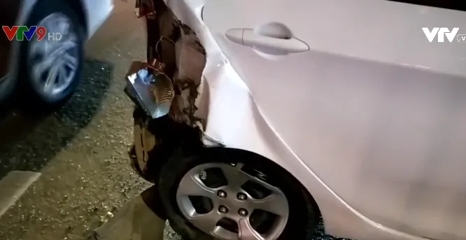 Ô tô va chạm trong giờ cao điểm gây ùn tắc kéo dài - Ảnh 3. Ô tô va chạm trong giờ cao điểm gây ùn tắc kéo dài - Ảnh 3.
