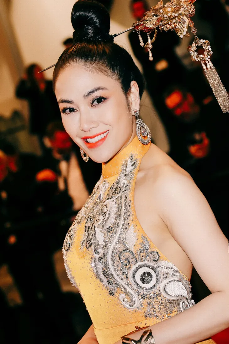 Hoa hậu Tuyết Nga mặc váy họa tiết phượng hoàng, hoa sen xuất hiện trên thảm đỏ LHP Cannes 2019 - Ảnh 1. Hoa hậu Tuyết Nga mặc váy họa tiết phượng hoàng, hoa sen xuất hiện trên thảm đỏ LHP Cannes 2019 - Ảnh 1.