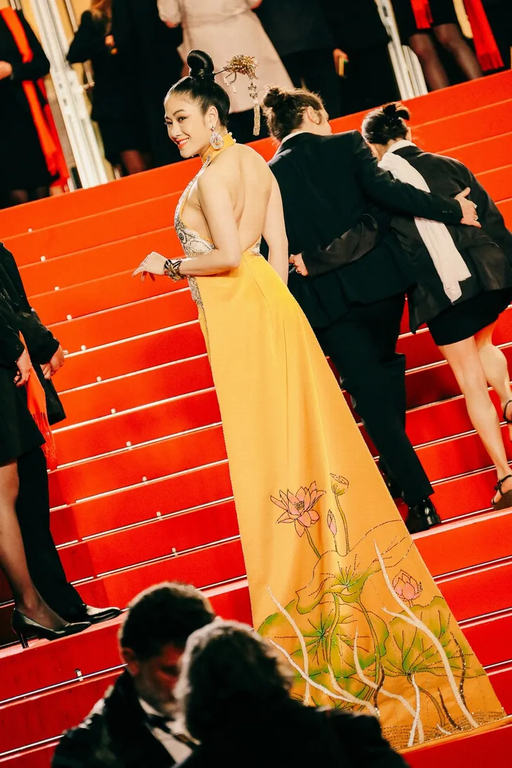 Hoa hậu Tuyết Nga mặc váy họa tiết phượng hoàng, hoa sen xuất hiện trên thảm đỏ LHP Cannes 2019 - Ảnh 5. Hoa hậu Tuyết Nga mặc váy họa tiết phượng hoàng, hoa sen xuất hiện trên thảm đỏ LHP Cannes 2019 - Ảnh 5.