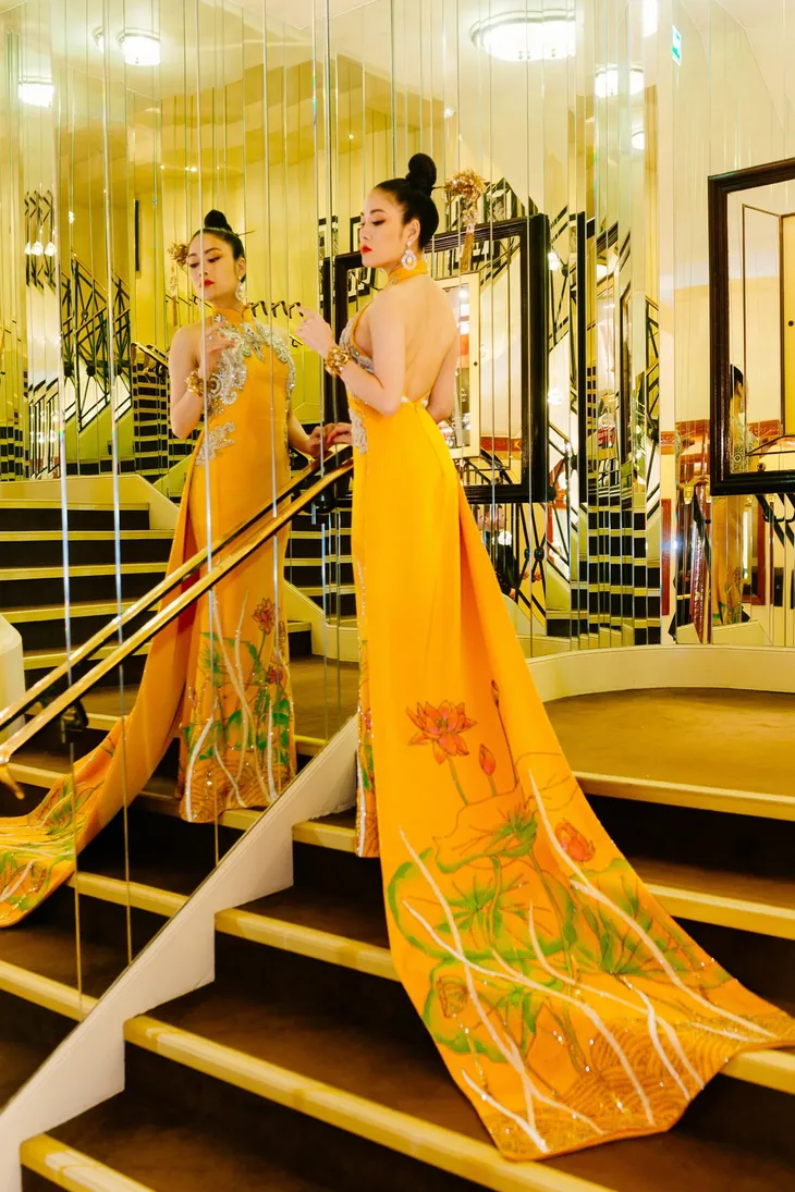 Hoa hậu Tuyết Nga mặc váy họa tiết phượng hoàng, hoa sen xuất hiện trên thảm đỏ LHP Cannes 2019 - Ảnh 2. Hoa hậu Tuyết Nga mặc váy họa tiết phượng hoàng, hoa sen xuất hiện trên thảm đỏ LHP Cannes 2019 - Ảnh 2.