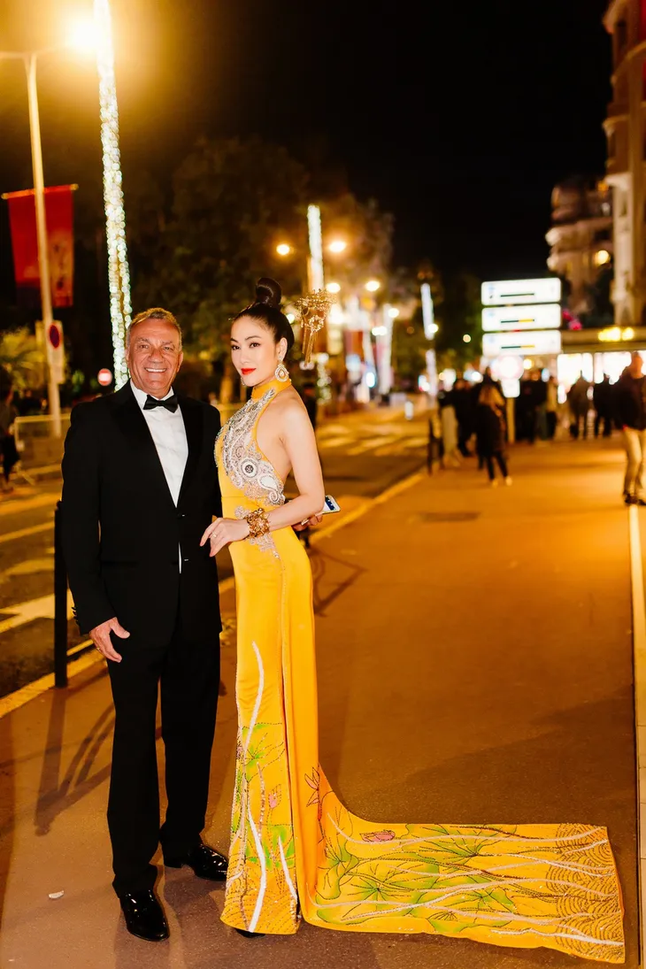 Hoa hậu Tuyết Nga mặc váy họa tiết phượng hoàng, hoa sen xuất hiện trên thảm đỏ LHP Cannes 2019 - Ảnh 4. Hoa hậu Tuyết Nga mặc váy họa tiết phượng hoàng, hoa sen xuất hiện trên thảm đỏ LHP Cannes 2019 - Ảnh 4.