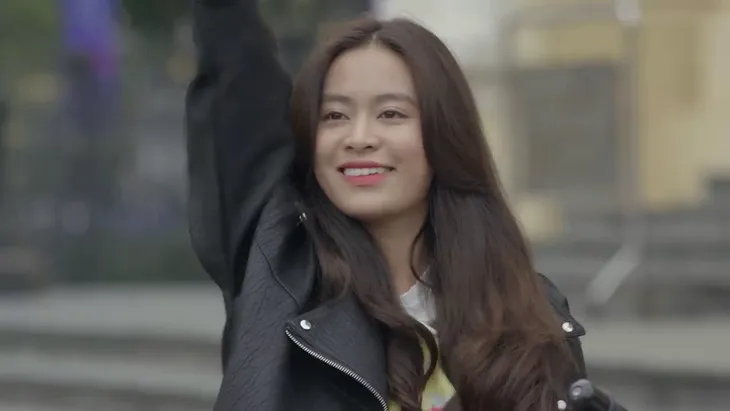 Mê cung - Tập 9: Sau màn bắt cóc giả, lần này Lam Anh (Hoàng Thùy Linh) bị bắt cóc thật ngay trước mặt Khánh - Ảnh 1.