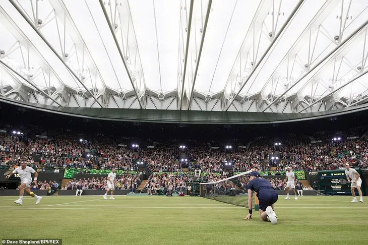 Các tay vợt hào hứng trải nghiệm mái che tại sân số 1 của Wimbledon - Ảnh 1. Các tay vợt hào hứng trải nghiệm mái che tại sân số 1 của Wimbledon - Ảnh 1.