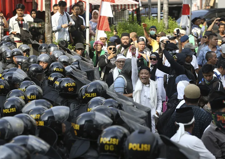 Indonesia ban bố tình trạng báo động an ninh tại thủ đô Jakarta - Ảnh 1. Indonesia ban bố tình trạng báo động an ninh tại thủ đô Jakarta - Ảnh 1.