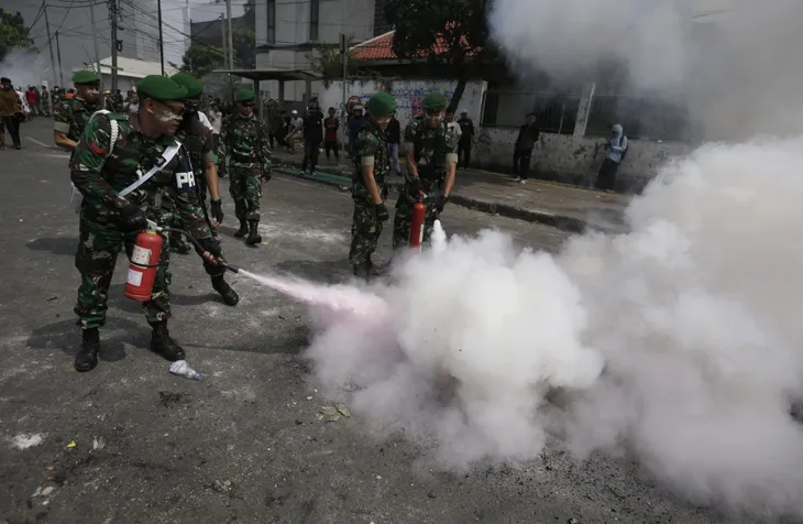 Biểu tình bạo lực tại Indonesia, hơn 200 người thương vong - Ảnh 9. Biểu tình bạo lực tại Indonesia, hơn 200 người thương vong - Ảnh 9.