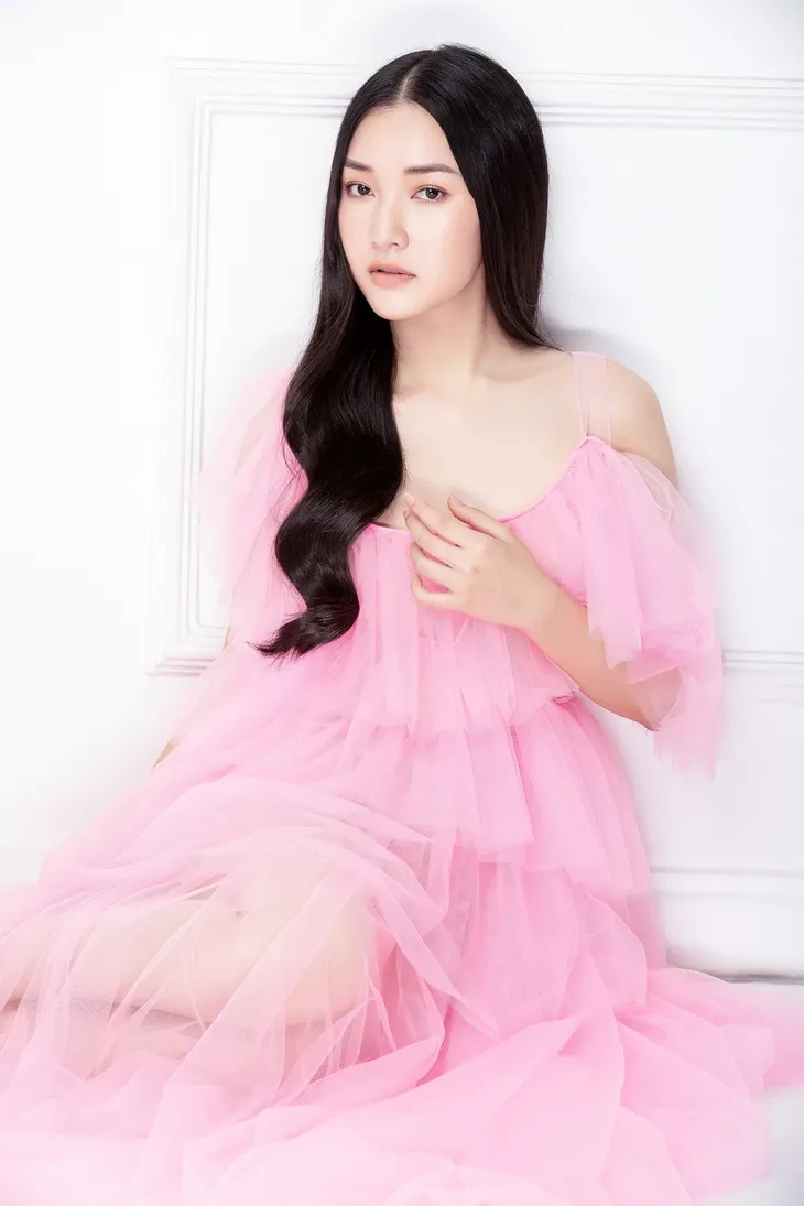 Nàng thơ xứ Huế Ngọc Trân khoe nhan sắc kiêu sa với đầm dạ hội - Ảnh 10. Nàng thơ xứ Huế Ngọc Trân khoe nhan sắc kiêu sa với đầm dạ hội - Ảnh 10.