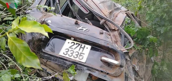 Ô tô mất lái lao xuống vực, bẹp dúm - Ảnh 2. Ô tô mất lái lao xuống vực, bẹp dúm - Ảnh 2.