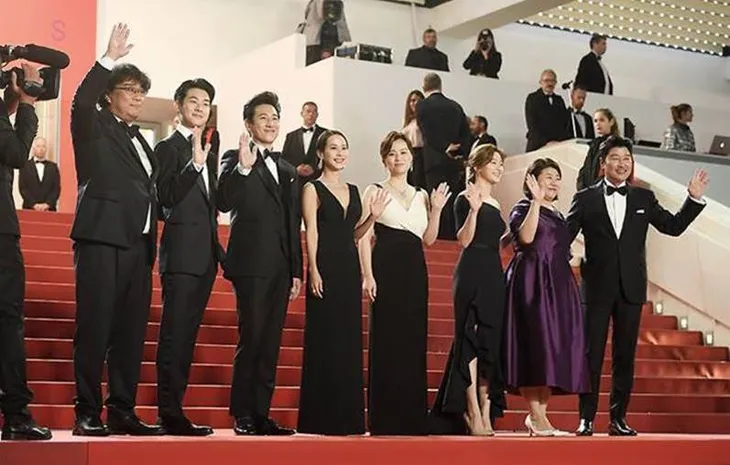 Ký sinh trùng của đạo diễn Bong Joon Ho nhận được tràng pháo tay dài 8 phút tại liên hoan phim Cannes - Ảnh 1. Ký sinh trùng của đạo diễn Bong Joon Ho nhận được tràng pháo tay dài 8 phút tại liên hoan phim Cannes - Ảnh 1.