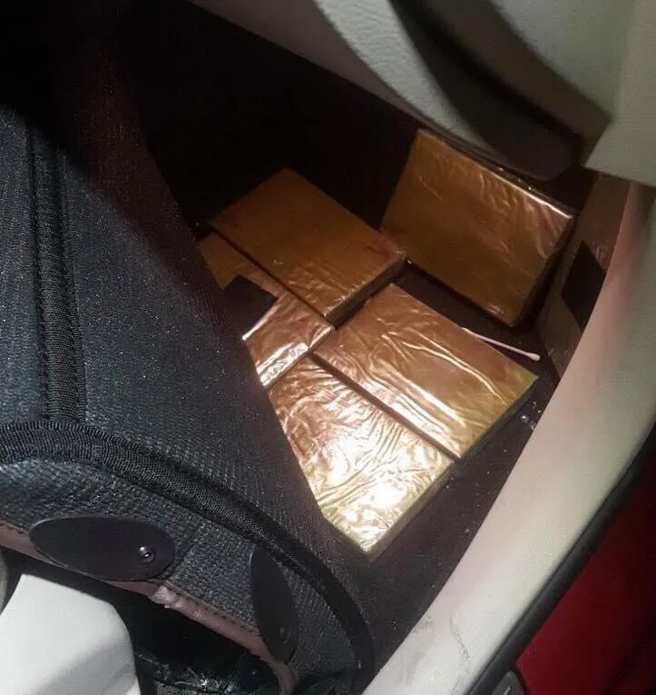 Bắt đối tượng lái xế hộp Mercedes, thu giữ súng ngắn và 10 bánh heroin - Ảnh 2. Bắt đối tượng lái xế hộp Mercedes, thu giữ súng ngắn và 10 bánh heroin - Ảnh 2.