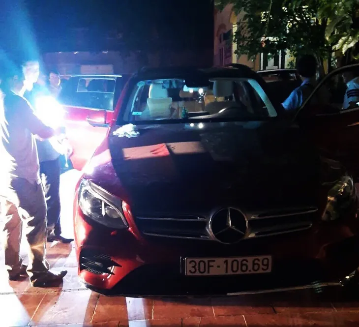 Bắt đối tượng lái xế hộp Mercedes, thu giữ súng ngắn và 10 bánh heroin - Ảnh 1. Bắt đối tượng lái xế hộp Mercedes, thu giữ súng ngắn và 10 bánh heroin - Ảnh 1.