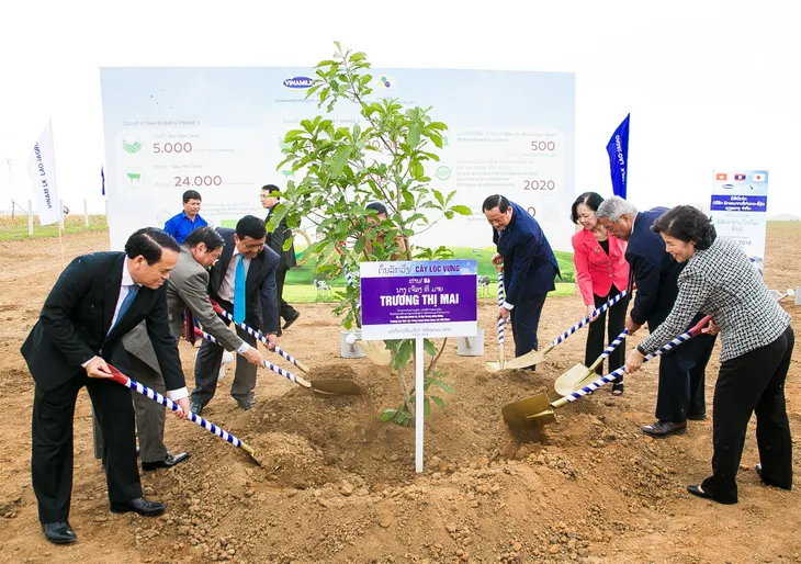 Vinamilk liên doanh với doanh nghiệp Lào và Nhật Bản khởi công xây dựng resort bò sữa organic quy mô 5.000 ha tại Lào - Ảnh 2. Vinamilk liên doanh với doanh nghiệp Lào và Nhật Bản khởi công xây dựng resort bò sữa organic quy mô 5.000 ha tại Lào - Ảnh 2.