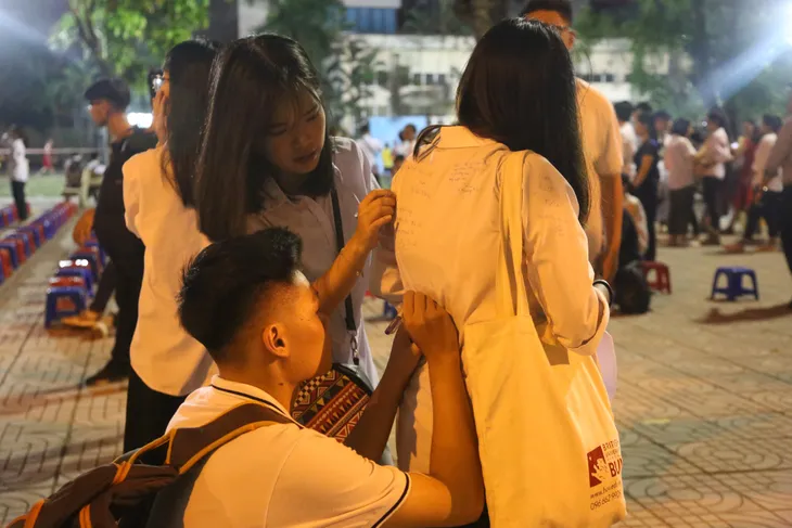 Lễ tri ân trưởng thành đầy xúc động của học sinh lớp 12 trường THPT Yên Hòa - Ảnh 3. Lễ tri ân trưởng thành đầy xúc động của học sinh lớp 12 trường THPT Yên Hòa - Ảnh 3.
