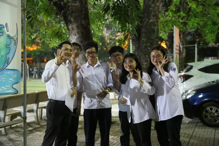 Lễ tri ân trưởng thành đầy xúc động của học sinh lớp 12 trường THPT Yên Hòa - Ảnh 2. Lễ tri ân trưởng thành đầy xúc động của học sinh lớp 12 trường THPT Yên Hòa - Ảnh 2.
