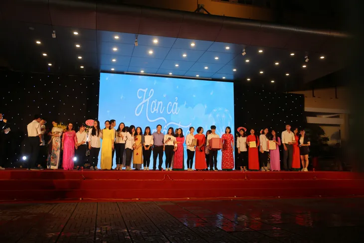 Lễ tri ân trưởng thành đầy xúc động của học sinh lớp 12 trường THPT Yên Hòa - Ảnh 1. Lễ tri ân trưởng thành đầy xúc động của học sinh lớp 12 trường THPT Yên Hòa - Ảnh 1.