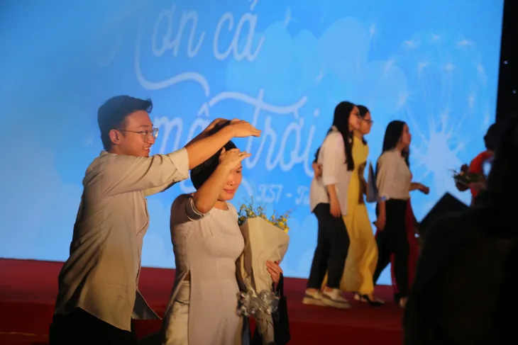 Lễ tri ân trưởng thành đầy xúc động của học sinh lớp 12 trường THPT Yên Hòa - Ảnh 6. Lễ tri ân trưởng thành đầy xúc động của học sinh lớp 12 trường THPT Yên Hòa - Ảnh 6.