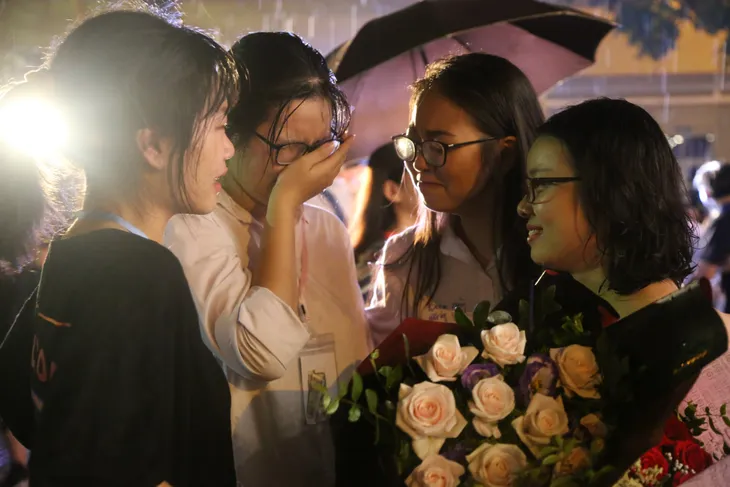 Lễ tri ân trưởng thành đầy xúc động của học sinh lớp 12 trường THPT Yên Hòa - Ảnh 13. Lễ tri ân trưởng thành đầy xúc động của học sinh lớp 12 trường THPT Yên Hòa - Ảnh 13.