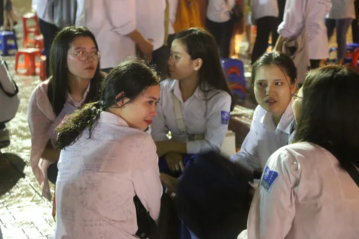Lễ tri ân trưởng thành đầy xúc động của học sinh lớp 12 trường THPT Yên Hòa - Ảnh 8. Lễ tri ân trưởng thành đầy xúc động của học sinh lớp 12 trường THPT Yên Hòa - Ảnh 8.